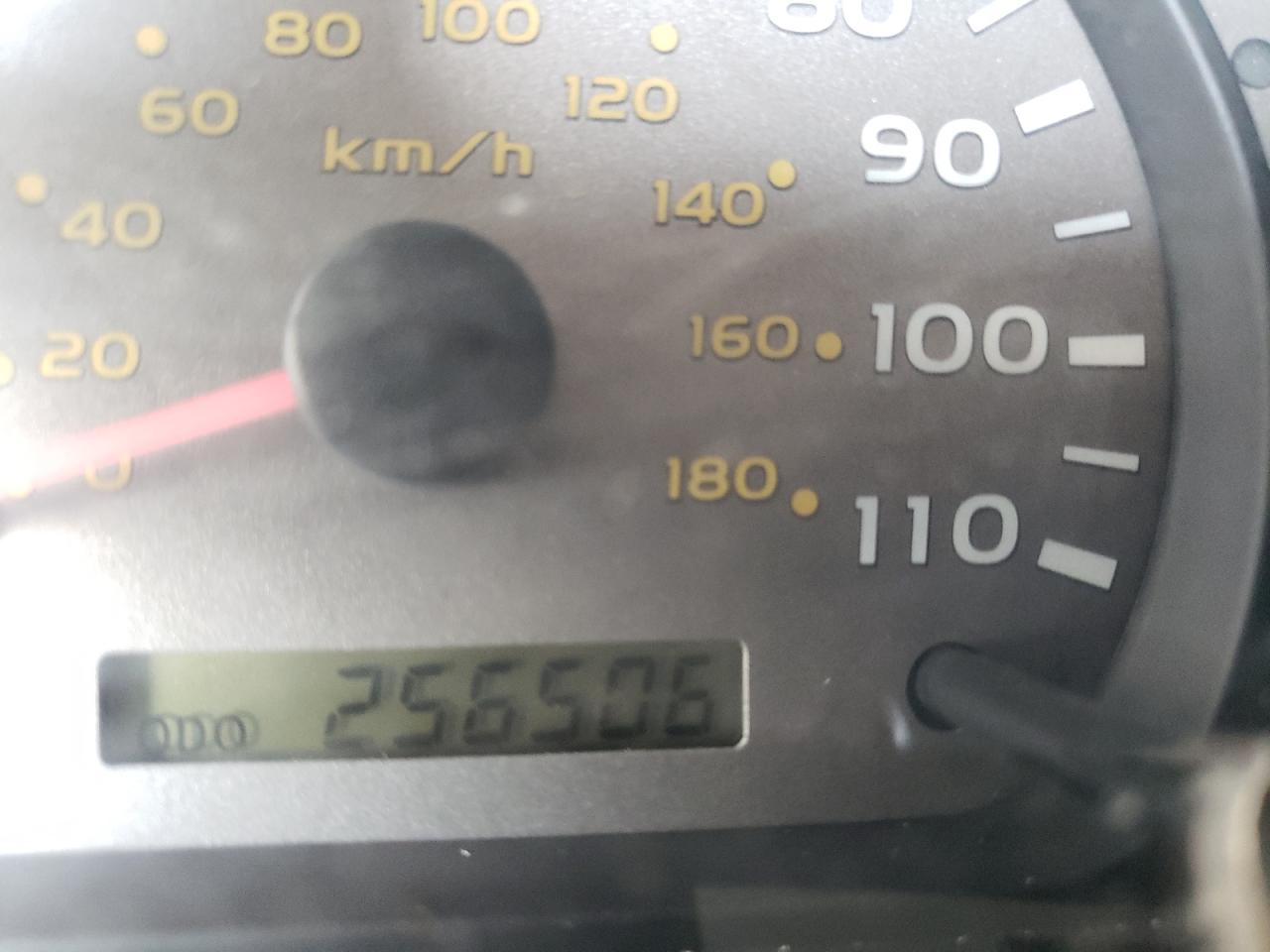 Photo 8 from auction – 2001 TOYOTA SEQUOIA LI with VIN 5TDZT38A11S048330