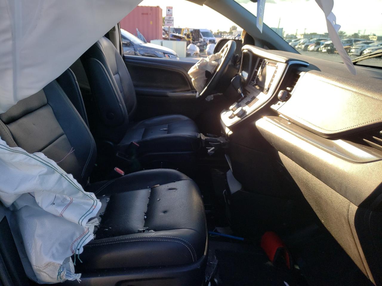 Photo 5 from auction – 2018 TOYOTA SIENNA with VIN 5TDXZ3DC3JS945582