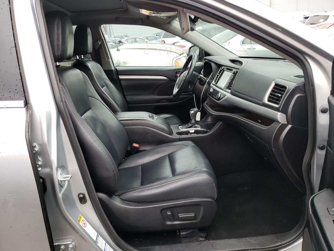 Photo 5 from auction – 2018 TOYOTA HIGHLANDER with VIN 5TDJZRFH5JS534086