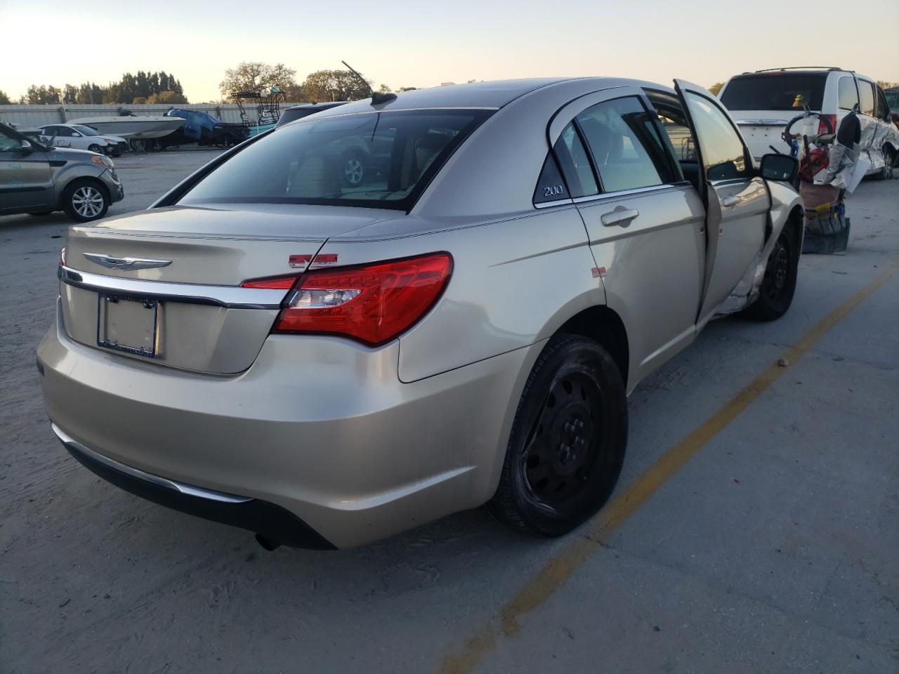 Photo 4 from auction – 2014 CHRYSLER 200 LX with VIN 1C3CCBAB9EN209722