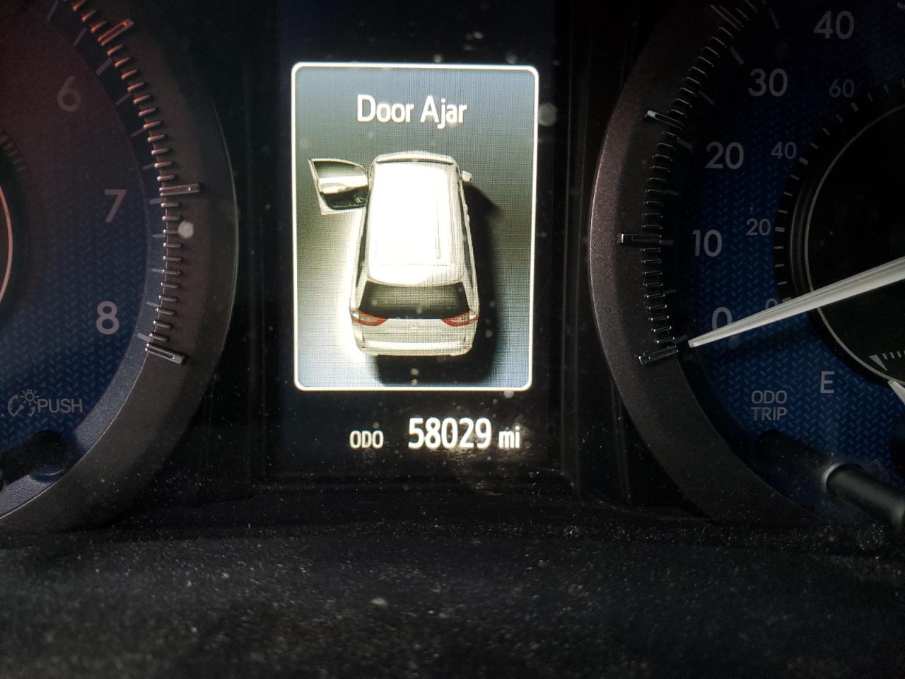 Photo 8 from auction – 2016 TOYOTA SIENNA XLE with VIN 5TDYK3DC2GS739042