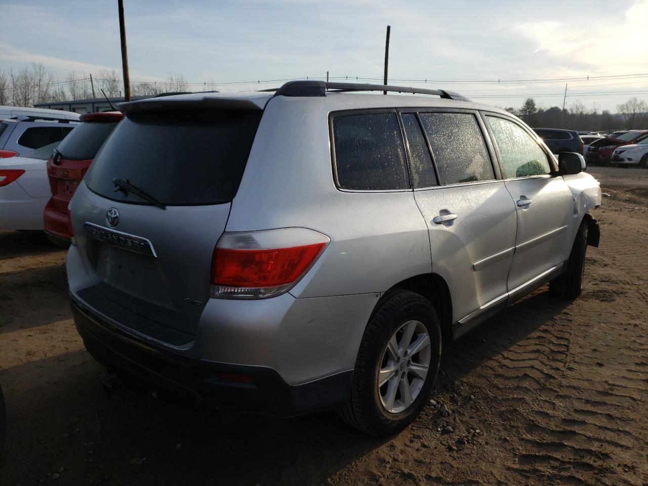 Photo 4 from auction – 2013 TOYOTA HIGHLANDER with VIN 5TDBK3EH7DS179577
