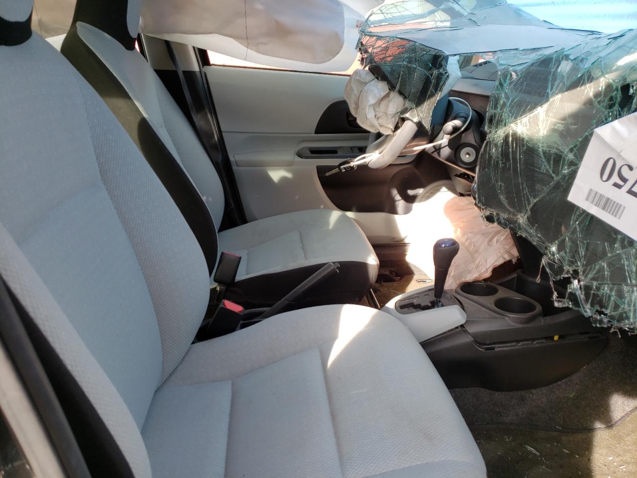 Photo 5 from auction – 2014 TOYOTA PRIUS C with VIN JTDKDTB38E1084012