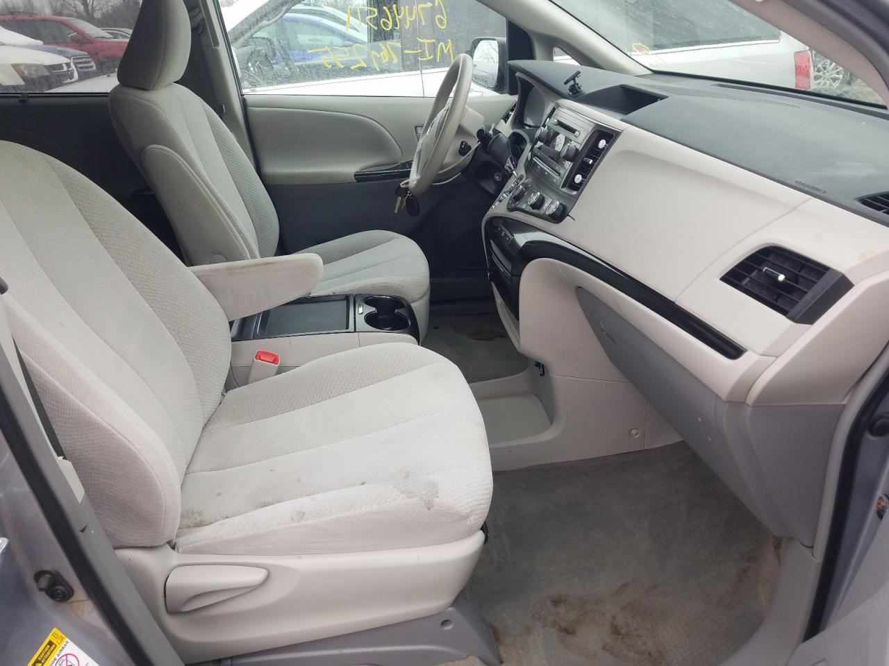 Photo 5 from auction – 2011 TOYOTA SIENNA LE with VIN 5TDKK3DC2BS128989