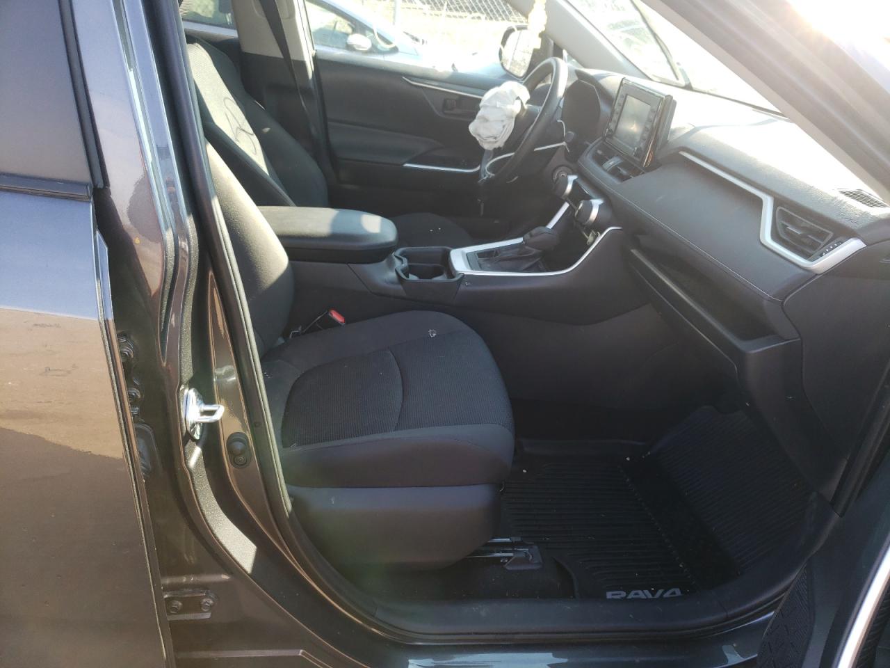 Photo 5 from auction – 2019 TOYOTA RAV4 LE with VIN 2T3F1RFV1KC054860
