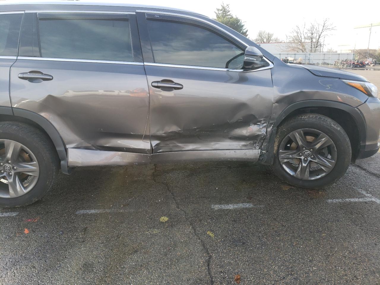 Photo 9 from auction – 2017 TOYOTA HIGHLANDER with VIN 5TDDZRFH5HS362651