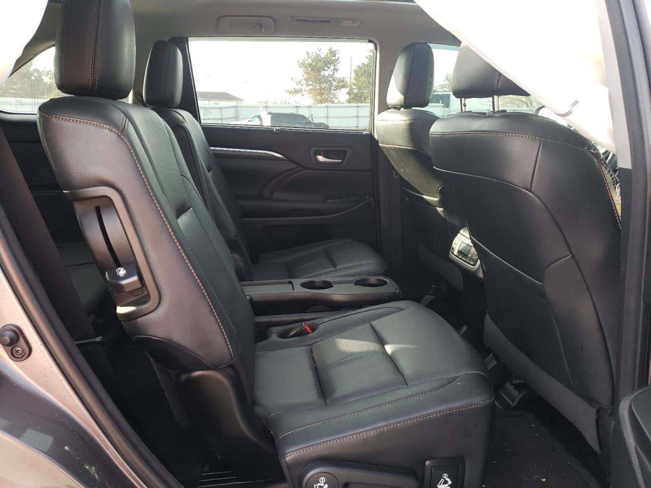 Photo 6 from auction – 2017 TOYOTA HIGHLANDER with VIN 5TDDZRFH5HS362651