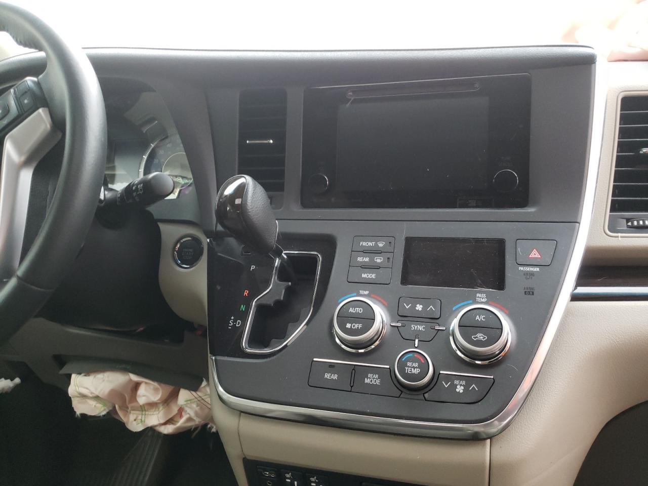 Photo 9 from auction – 2016 TOYOTA SIENNA XLE with VIN 5TDYK3DC2GS746007