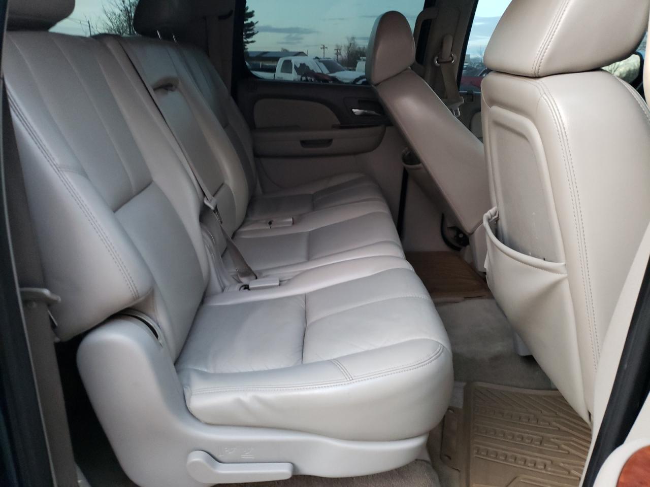 Photo 6 from auction – 2007 CHEVROLET SUBURBAN K with VIN 3GNFK16377G214749