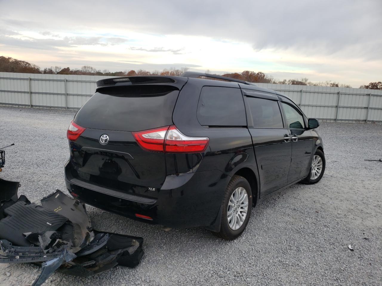 Photo 4 from auction – 2016 TOYOTA SIENNA XLE with VIN 5TDYK3DC2GS746007