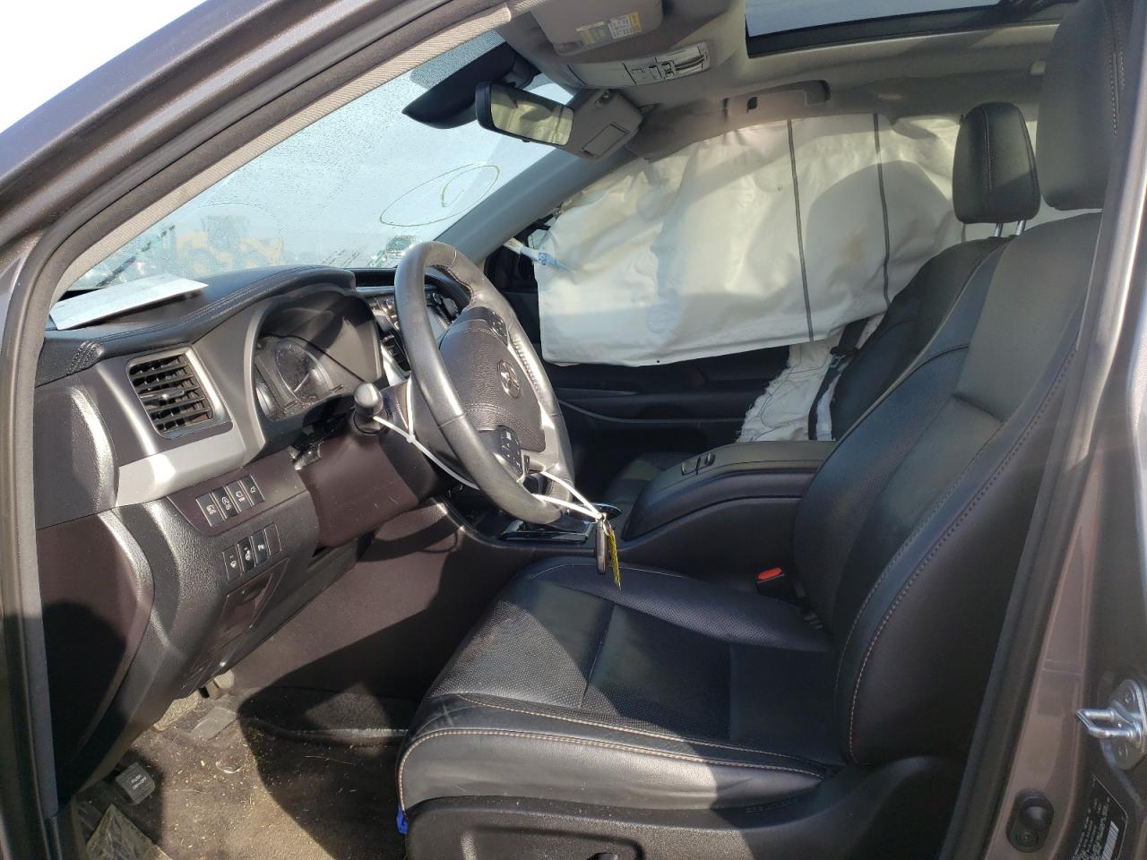 Photo 5 from auction – 2017 TOYOTA HIGHLANDER with VIN 5TDDZRFH5HS362651