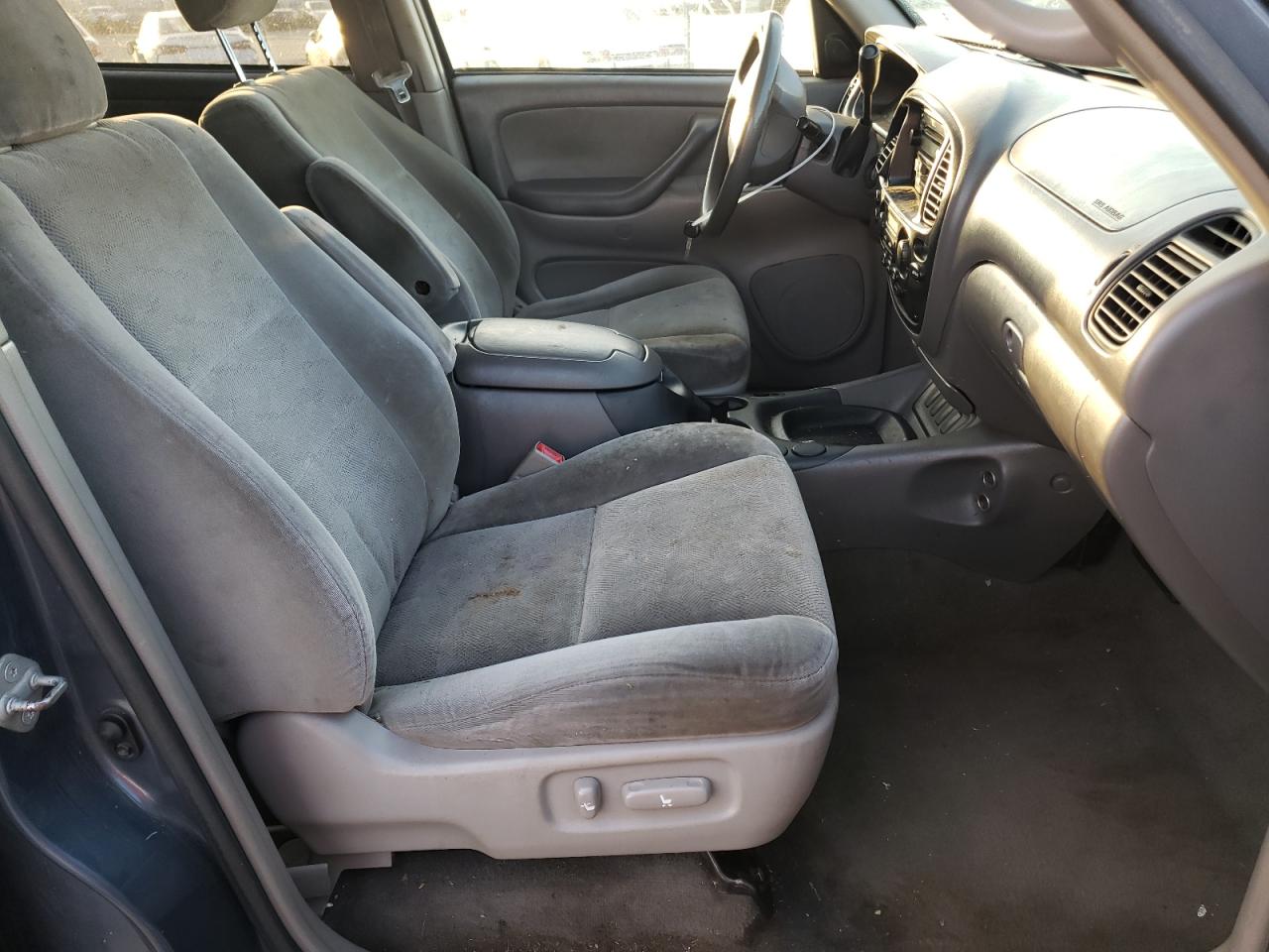 Photo 5 from auction – 2005 TOYOTA SEQUOIA SR with VIN 5TDZT34AX5S247470