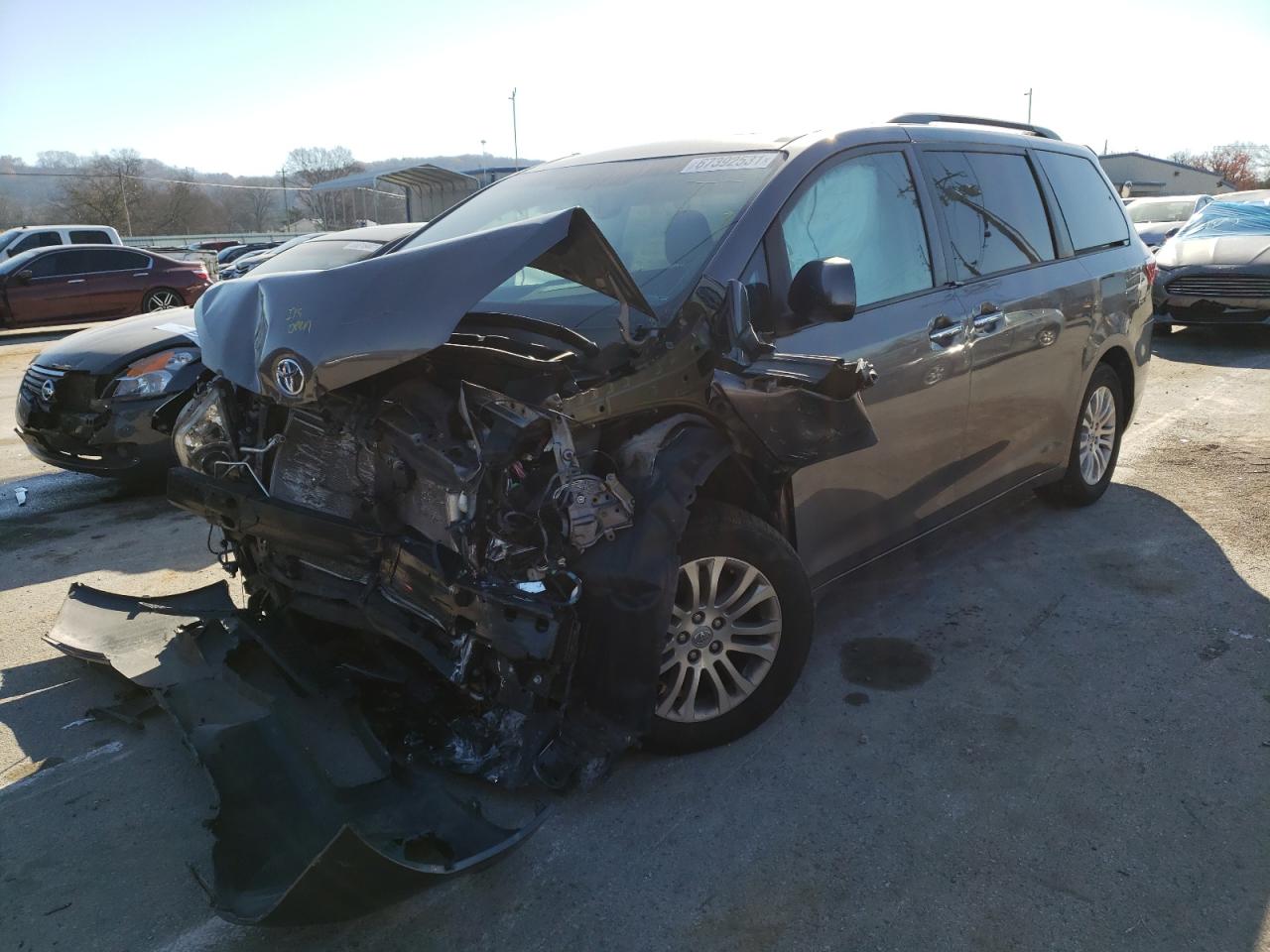 Photo 2 from auction – 2016 TOYOTA SIENNA XLE with VIN 5TDYK3DC8GS719992