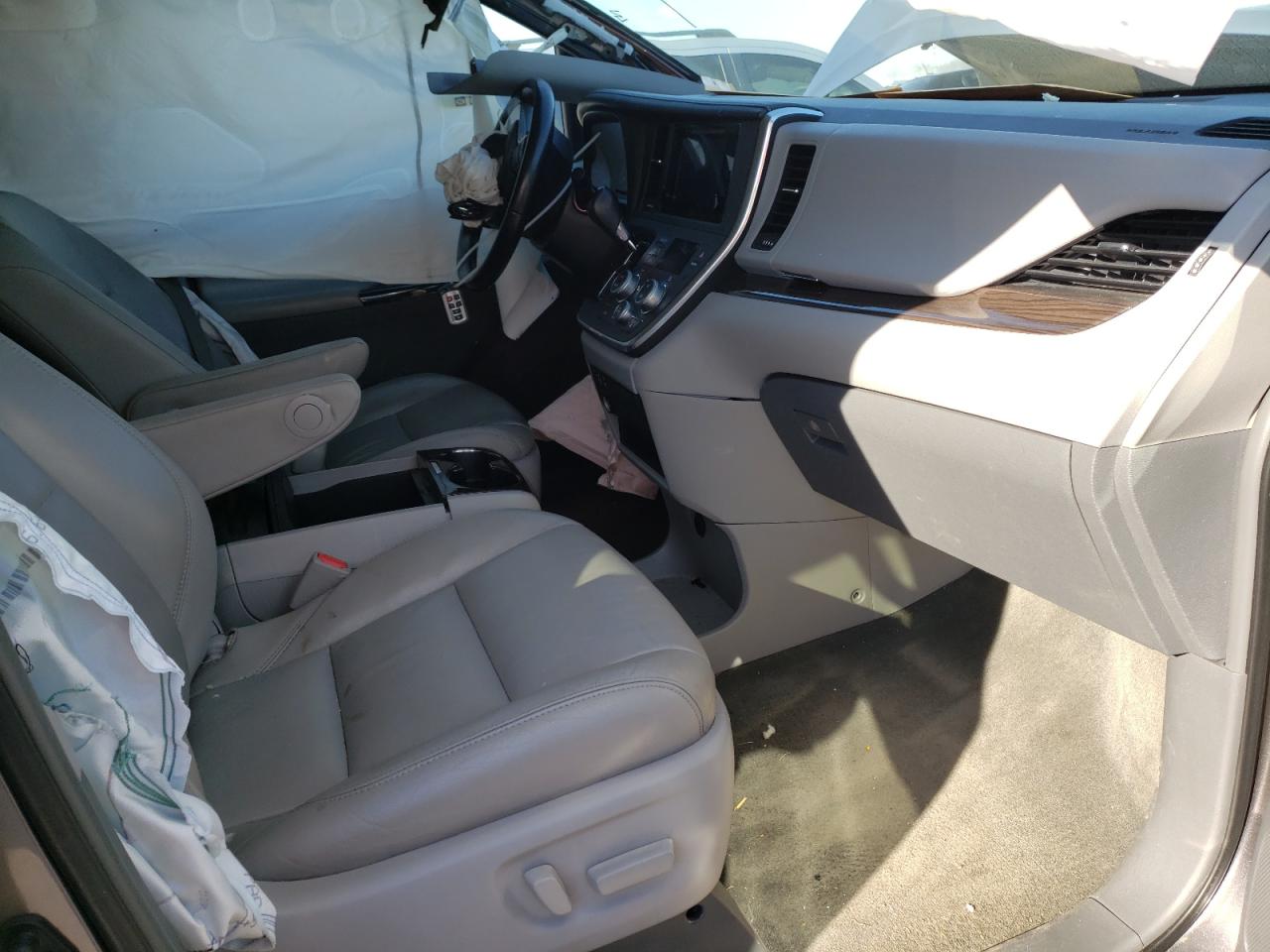 Photo 5 from auction – 2016 TOYOTA SIENNA XLE with VIN 5TDYK3DC8GS719992
