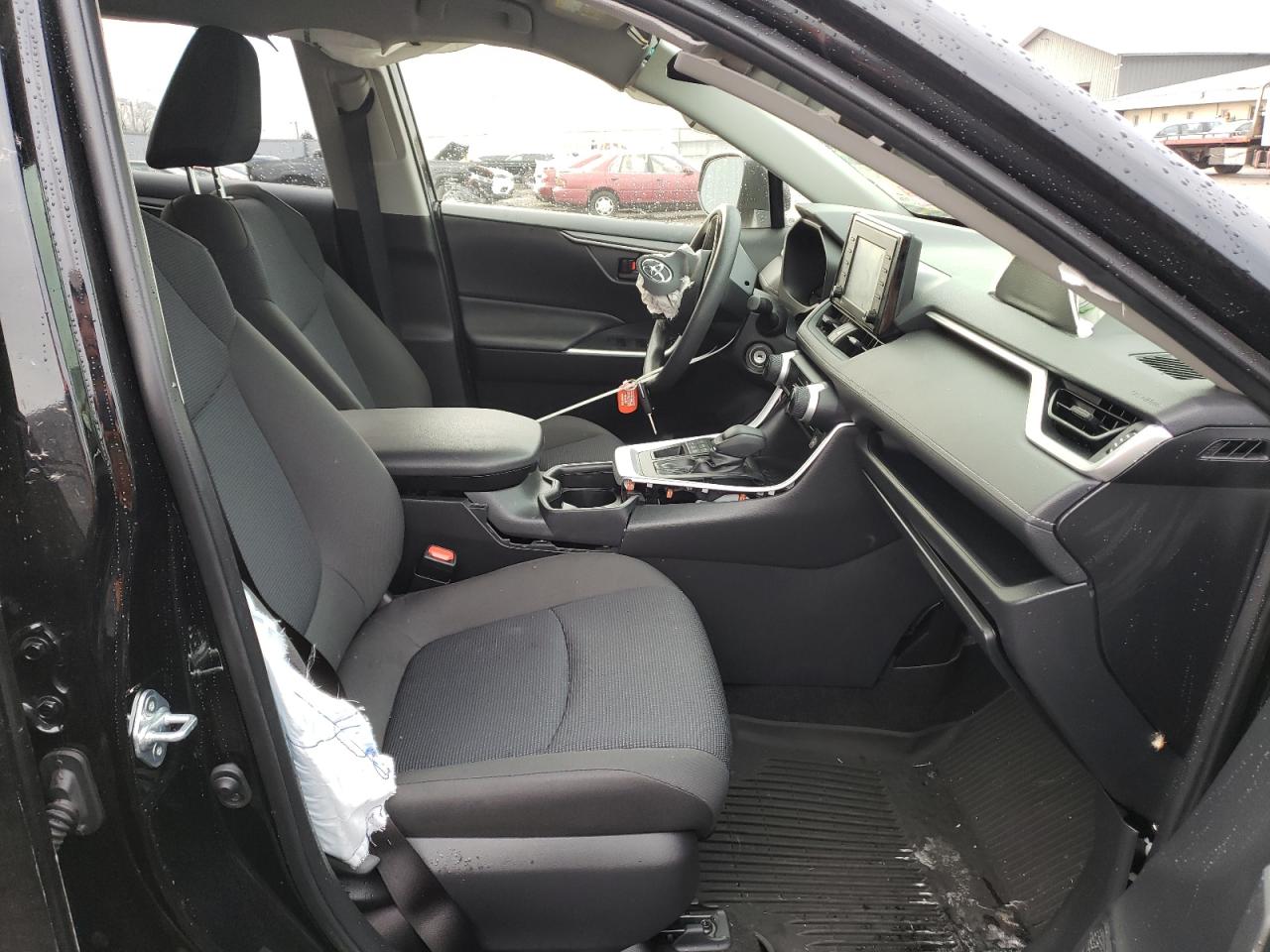 Photo 5 from auction – 2020 TOYOTA RAV4 LE with VIN JTMF1RFV3LD052993