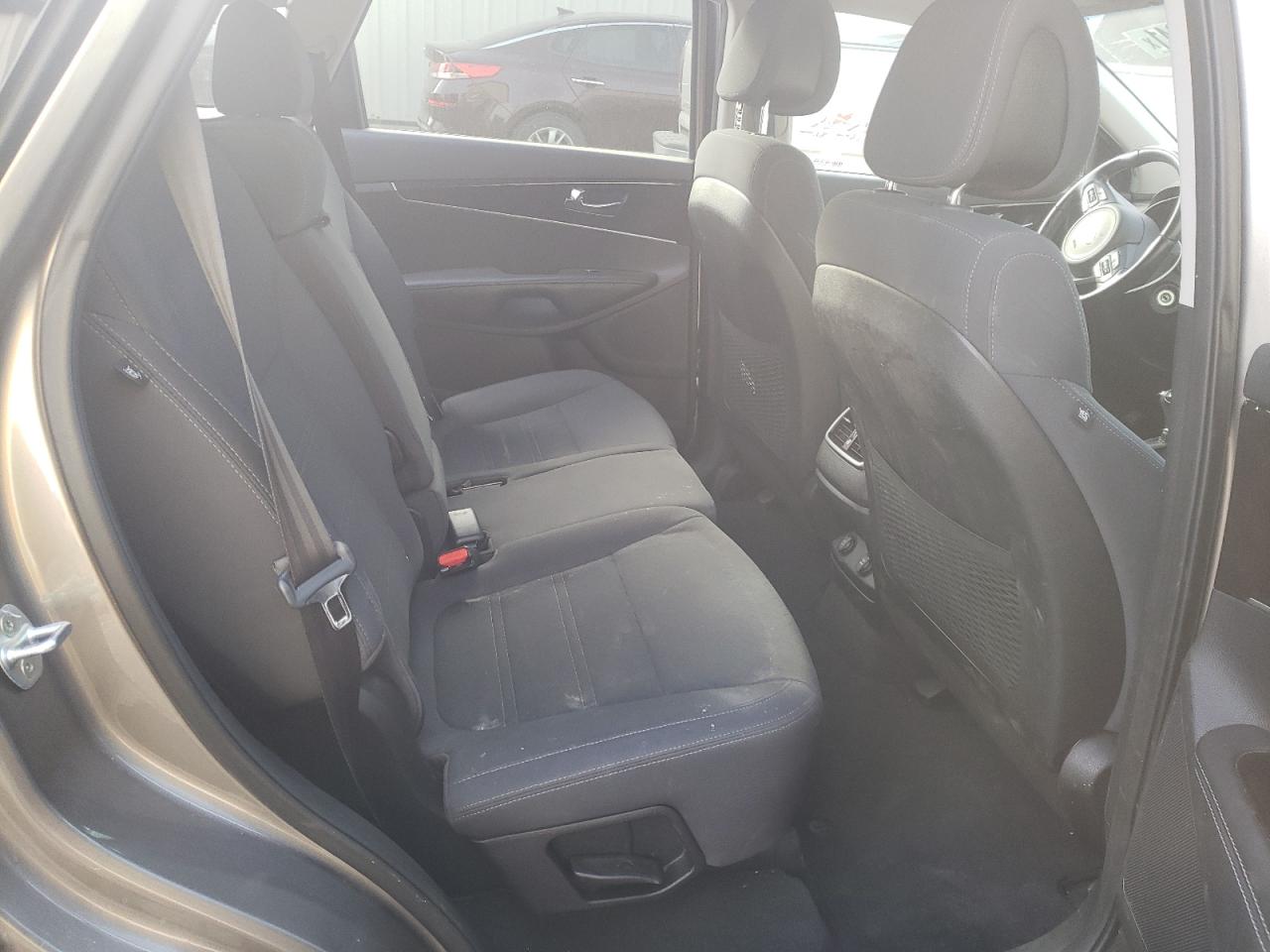 Photo 6 from auction – 2016 KIA SORENTO LX with VIN 5XYPGDA32GG065723
