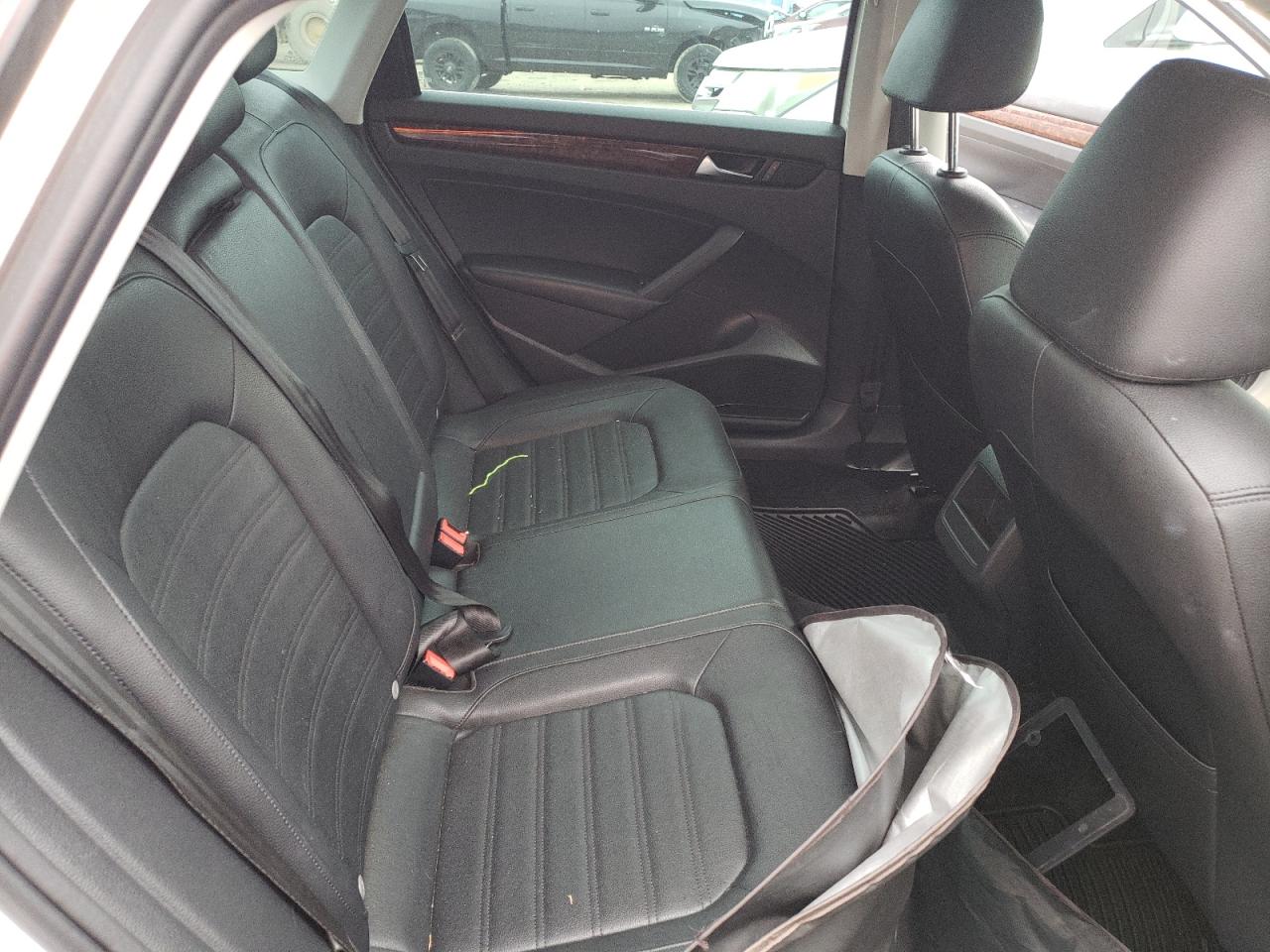 Photo 6 from auction – 2012 VOLKSWAGEN PASSAT SEL with VIN 1VWCH7A34CC037771
