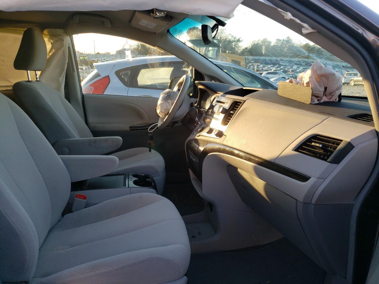 Photo 5 from auction – 2012 TOYOTA SIENNA LE with VIN 5TDKK3DC3CS266039