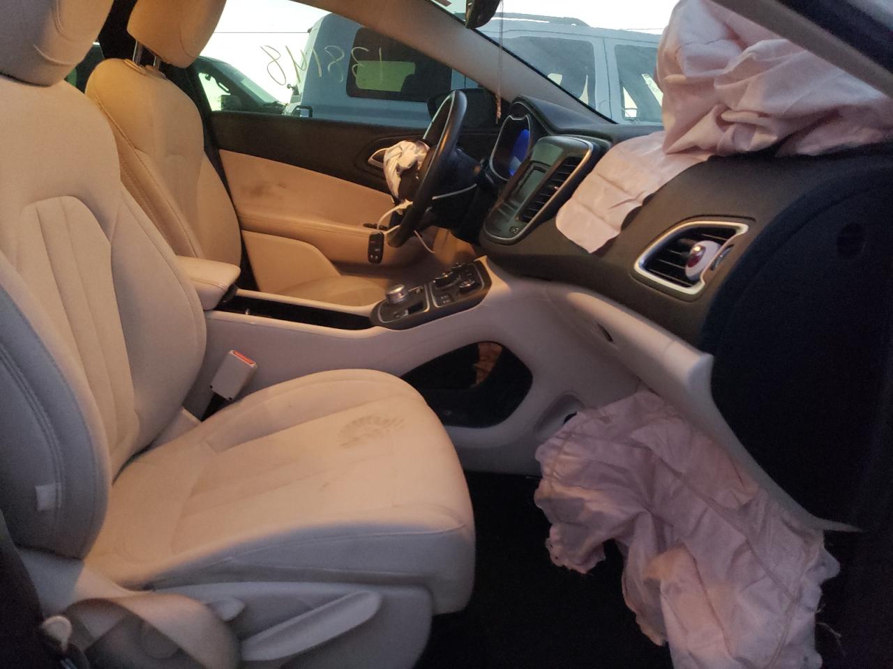 Photo 5 from auction – 2015 CHRYSLER 200 LIMITE with VIN 1C3CCCAB1FN688578