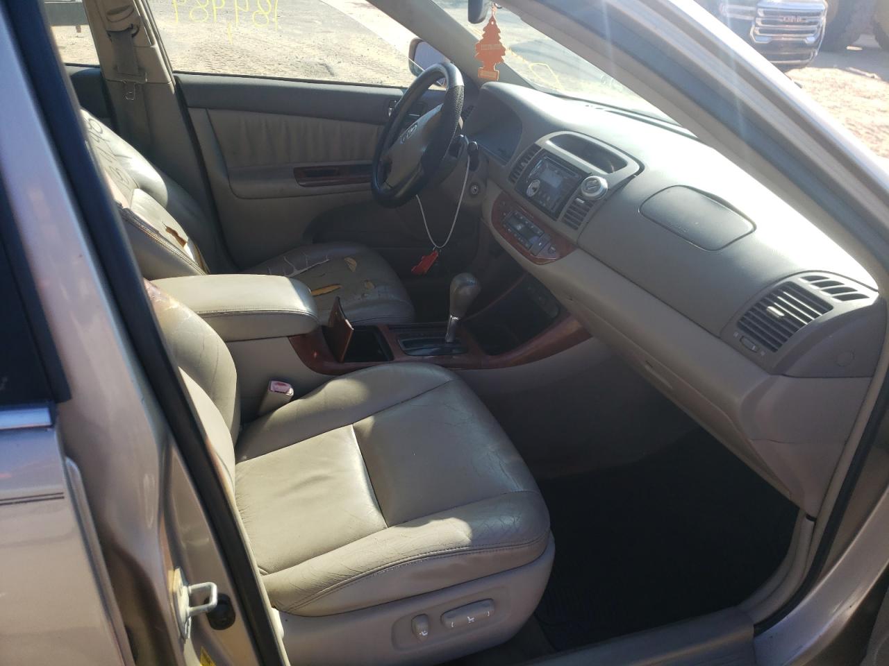 Photo 5 from auction – 2004 TOYOTA CAMRY LE with VIN 4T1BF30K14U576491