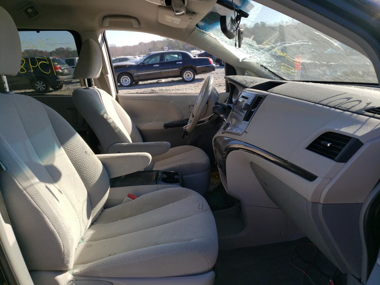 Photo 5 from auction – 2014 TOYOTA SIENNA LE with VIN 5TDKK3DC1ES488971