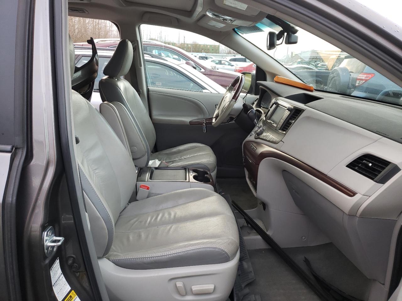 Photo 5 from auction – 2011 TOYOTA SIENNA XLE with VIN 5TDDK3DC2BS026231