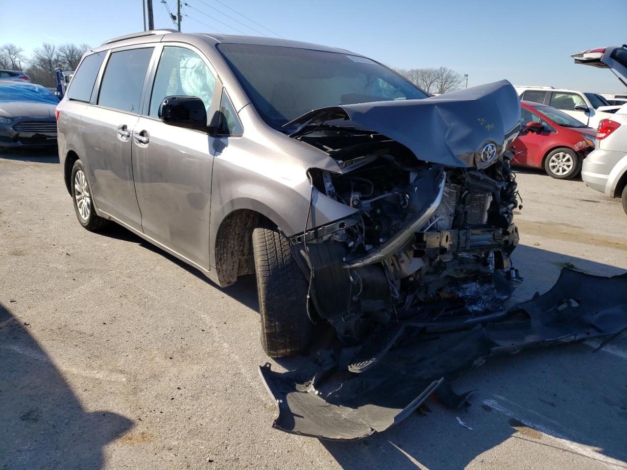 TOYOTA SIENNA XLE 2016 with VIN 5TDYK3DC8GS719992 - Photo from auction