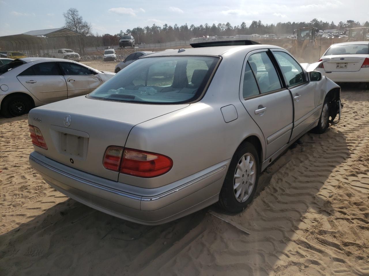 Photo 4 from auction – 2000 MERCEDES-BENZ E 320 with VIN WDBJF65J3YB128237