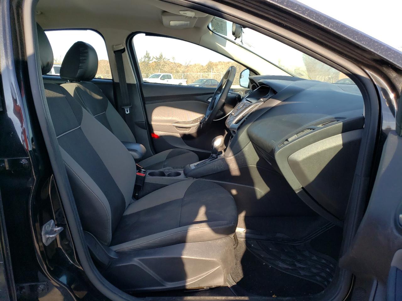 Photo 5 from auction – 2014 FORD FOCUS SE with VIN 1FADP3K24EL211744