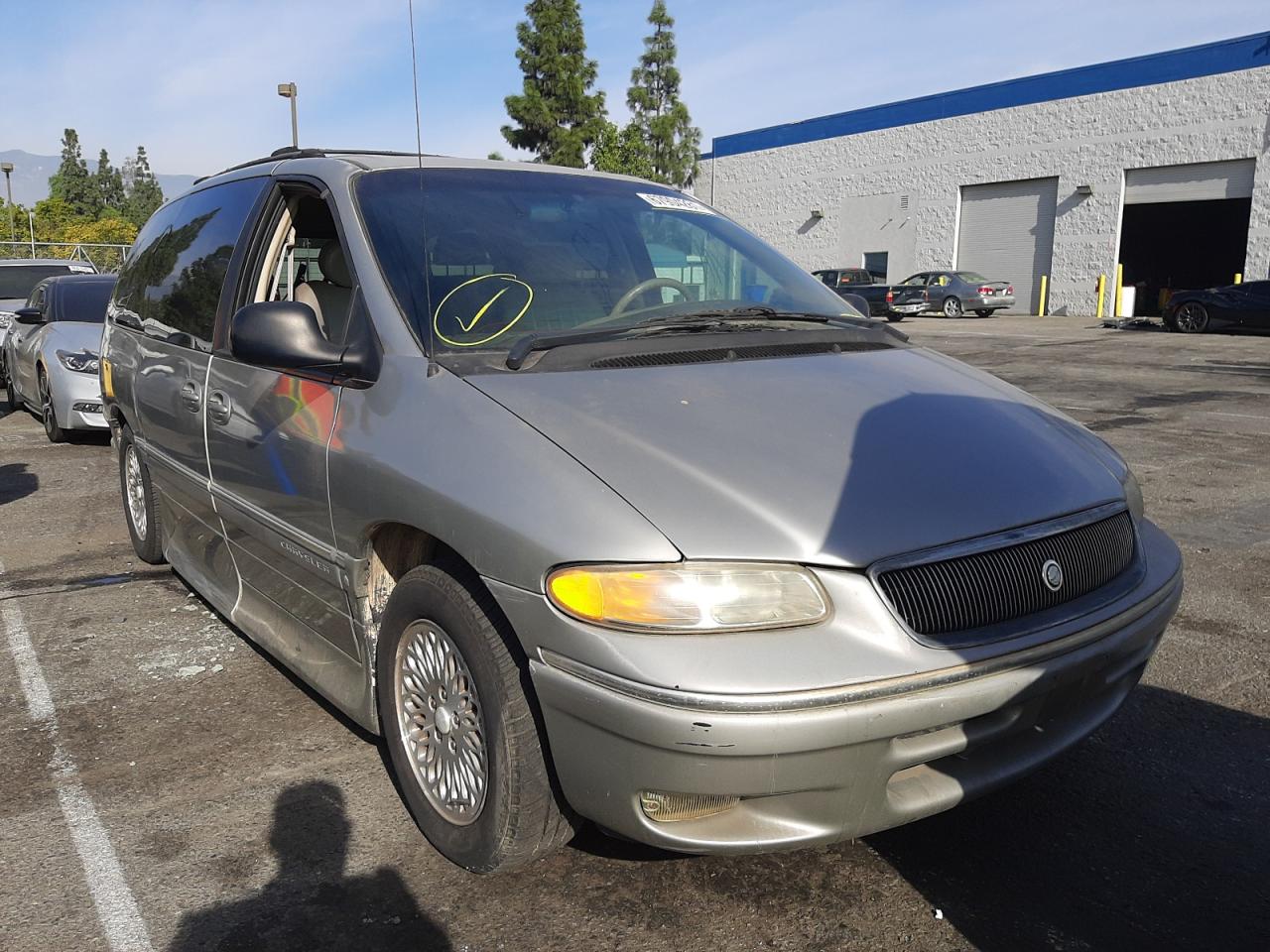 CHRYSLER TOWN & COU 1997 with VIN 1C4GP54L0VB283510 - Photo from auction