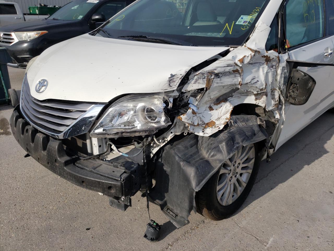Photo 9 from auction – 2015 TOYOTA SIENNA XLE with VIN 5TDYK3DC5FS630184