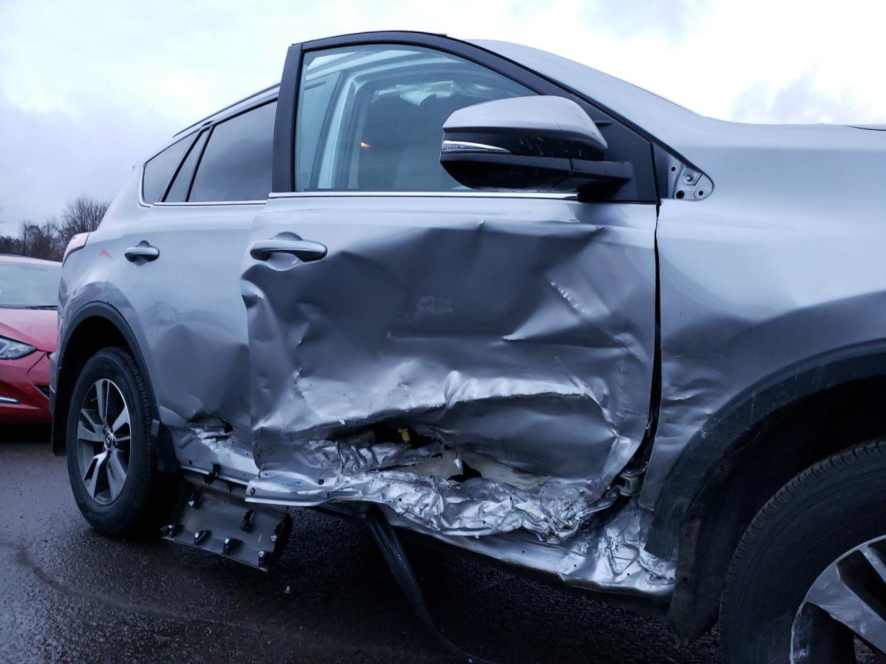 Photo 9 from auction – 2016 TOYOTA RAV4 XLE with VIN 2T3RFREV0GW441700