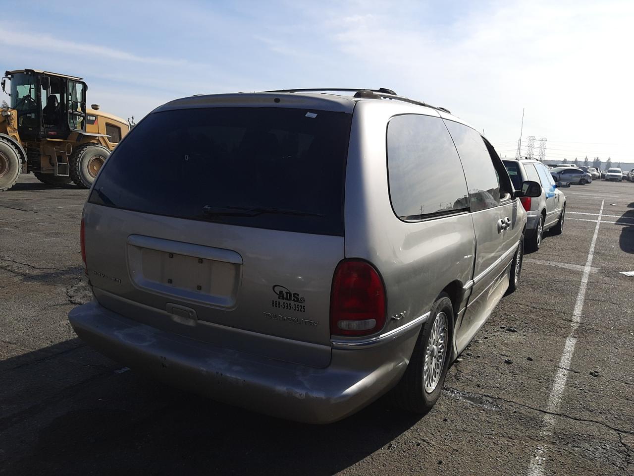 Photo 4 from auction – 1997 CHRYSLER TOWN & COU with VIN 1C4GP54L0VB283510