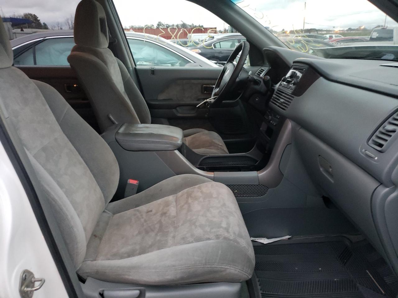 Photo 5 from auction – 2004 HONDA PILOT EX with VIN 2HKYF18464H541853