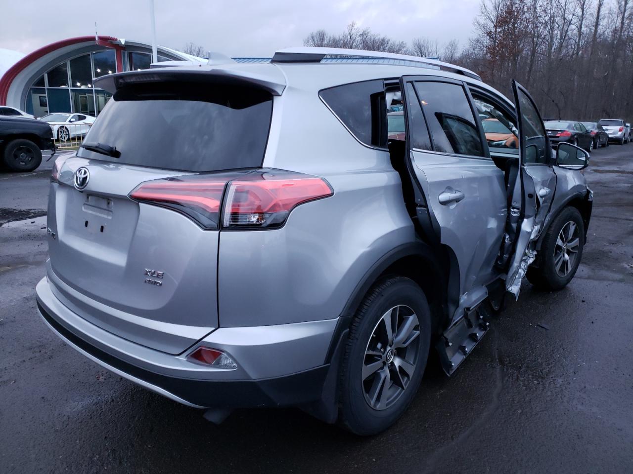 Photo 4 from auction – 2016 TOYOTA RAV4 XLE with VIN 2T3RFREV0GW441700