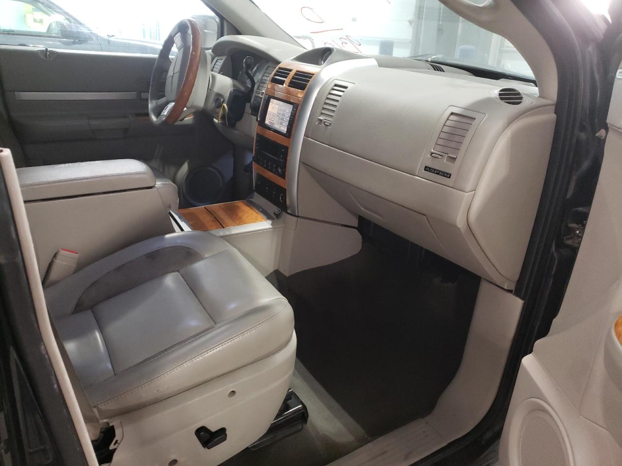 Photo 5 from auction – 2009 CHRYSLER ASPEN LIMI with VIN 1A8HW58T39F719310