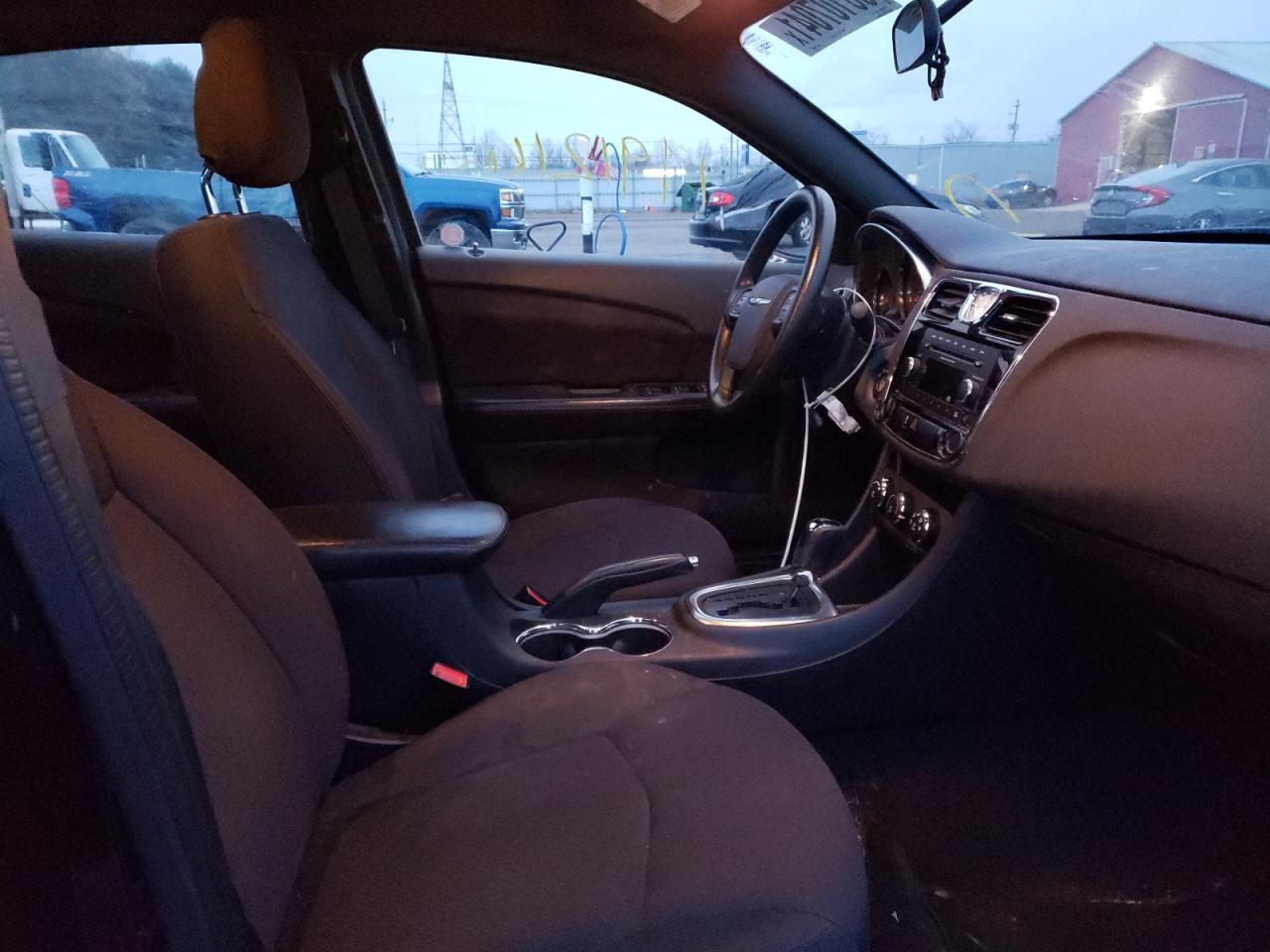 صورة رقم 5 من المزاد - 2014 CHRYSLER 200 LX مع VIN 1C3CCBAB0EN111890