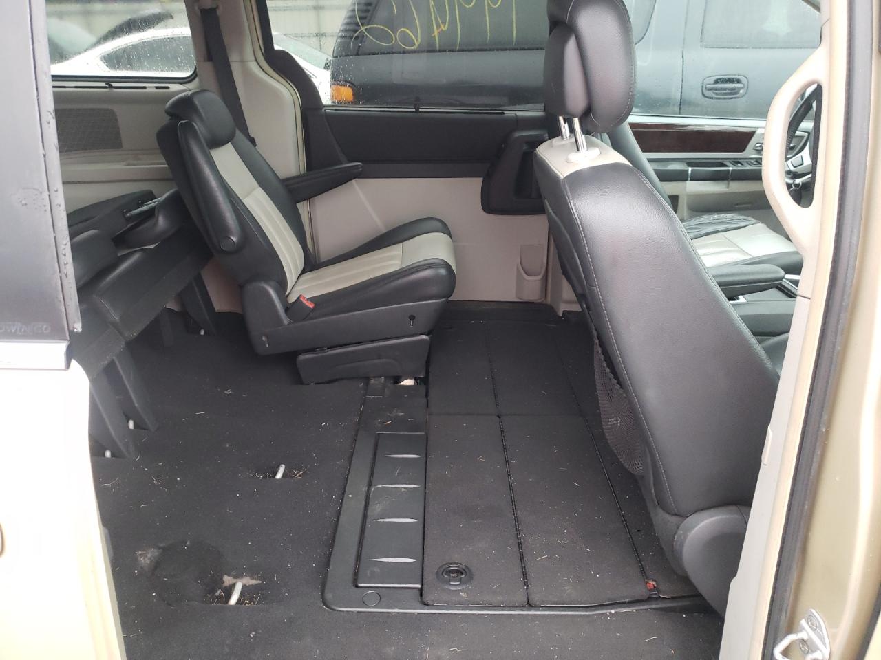 Photo 6 from auction – 2010 CHRYSLER TOWN & COU with VIN 2A4RR8DX1AR451636