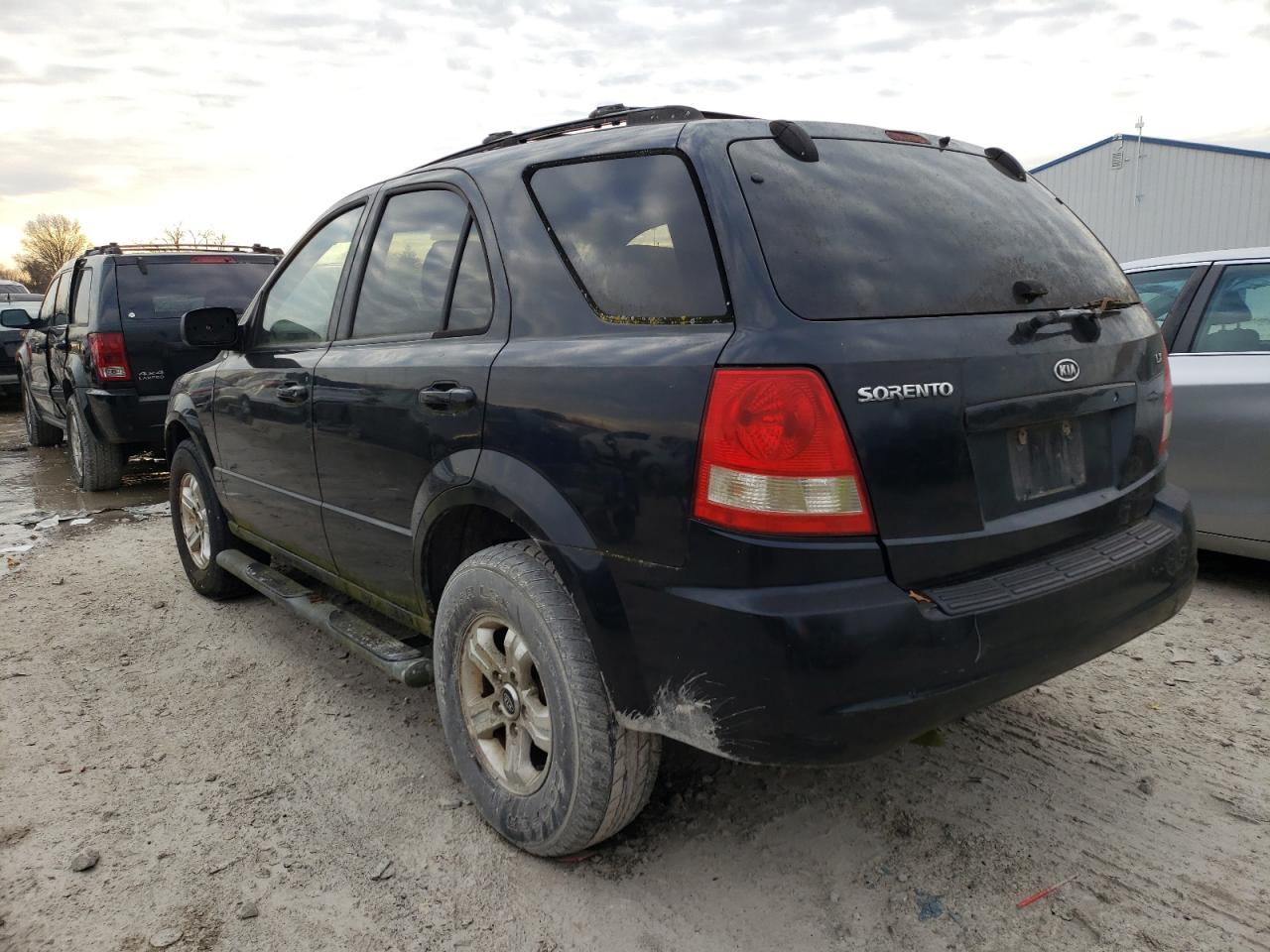 Photo 3 from auction – 2004 KIA SORENTO with VIN KNDJD733245254731