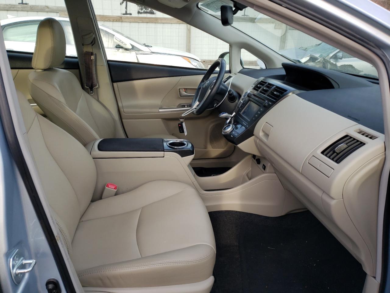 Photo 5 from auction – 2014 TOYOTA PRIUS V with VIN JTDZN3EU6E3300783