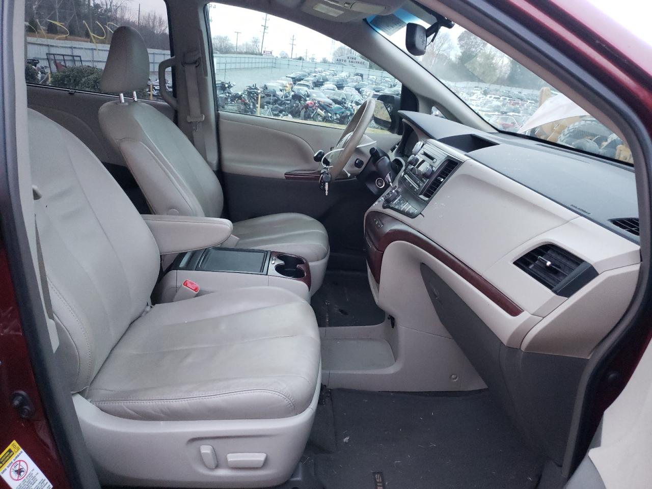 Photo 5 from auction – 2013 TOYOTA SIENNA XLE with VIN 5TDYK3DC4DS387478