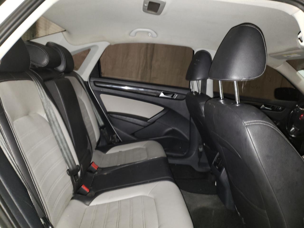 Photo 6 from auction – 2015 VOLKSWAGEN PASSAT SE with VIN 1VWBT7A32FC070671
