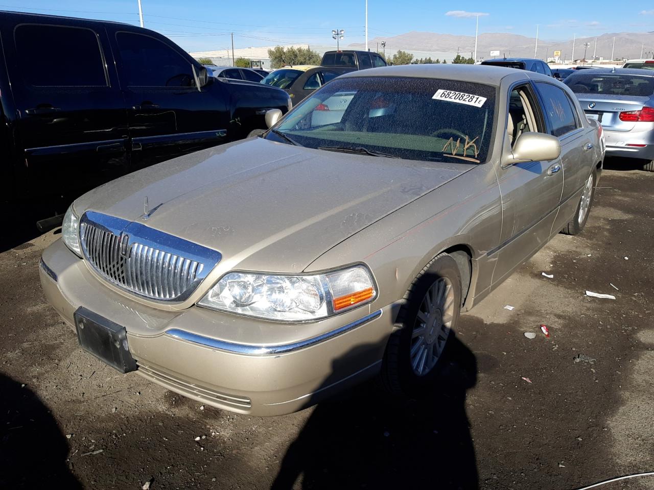 Photo 2 from auction – 2004 LINCOLN TOWN CAR E with VIN 1LNHM81W54Y654018