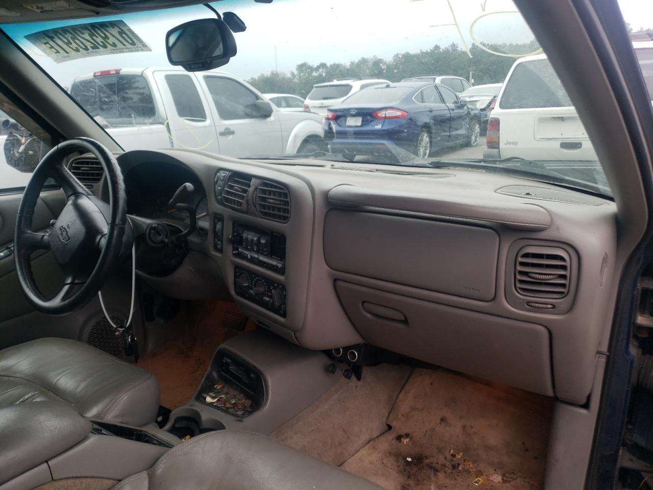 Photo 9 from auction – 2001 CHEVROLET BLAZER with VIN 1GNDT13WX12131027