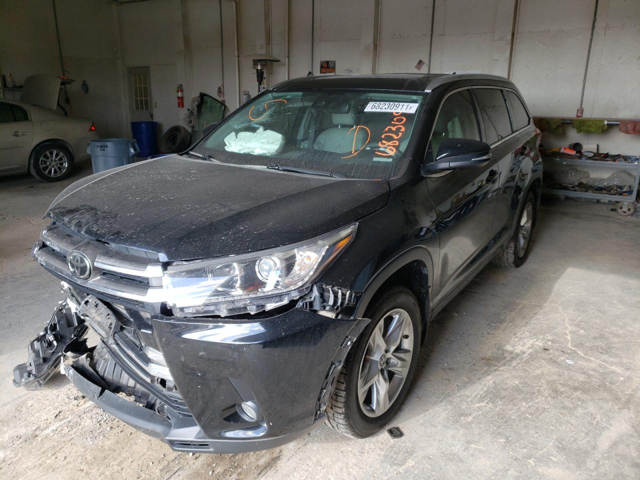Photo 2 from auction – 2017 TOYOTA HIGHLANDER with VIN 5TDDZRFHXHS437067
