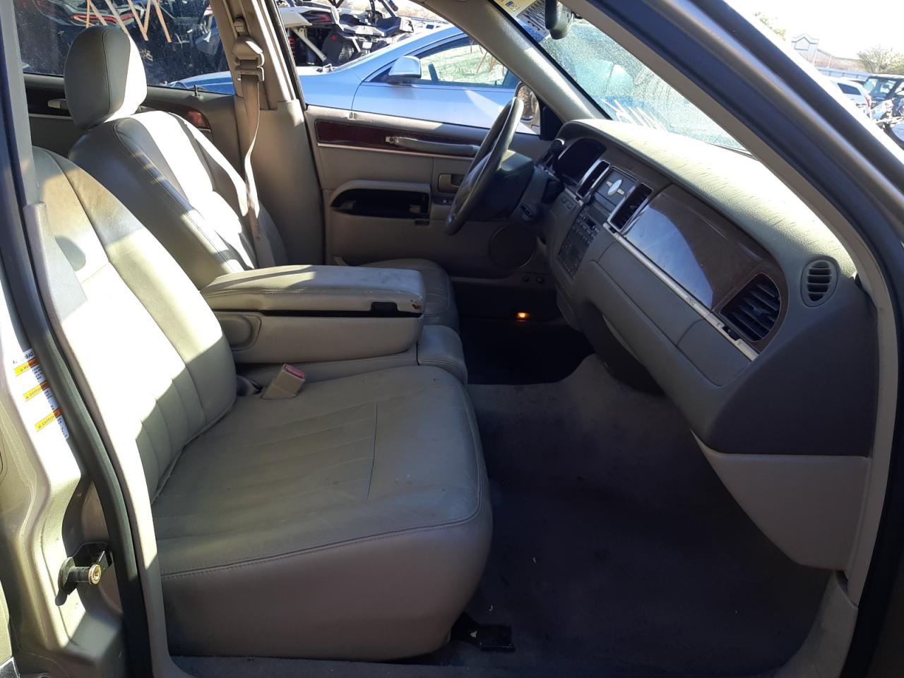 Photo 5 from auction – 2004 LINCOLN TOWN CAR E with VIN 1LNHM81W54Y654018