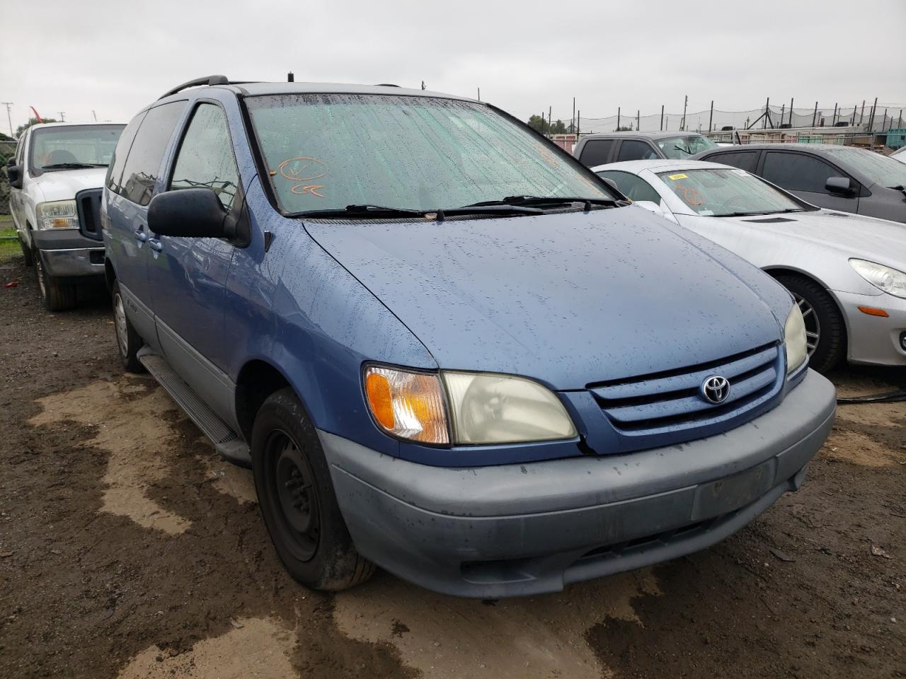 TOYOTA SIENNA LE 2002 with VIN 4T3ZF13C32U501027 - Photo from auction