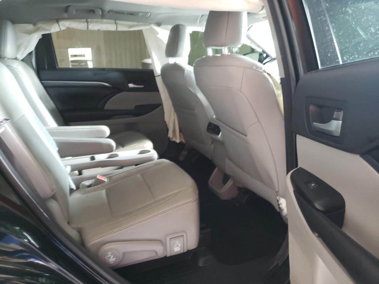 Photo 6 from auction – 2017 TOYOTA HIGHLANDER with VIN 5TDDZRFHXHS437067