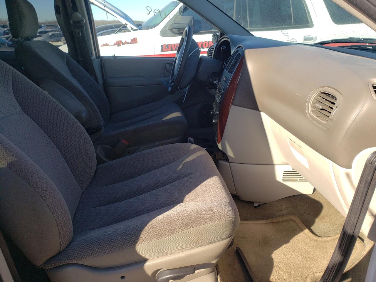 Photo 5 from auction – 2006 CHRYSLER TOWN & COU with VIN 1A4GP45RX6B746245