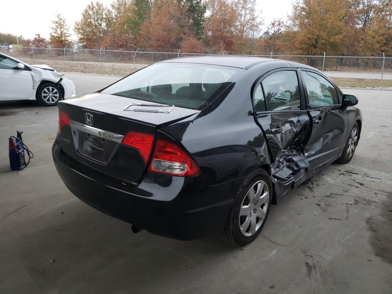 Photo 4 from auction – 2010 HONDA CIVIC LX with VIN 2HGFA1F52AH568474
